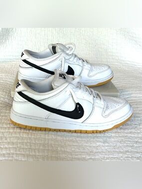 BARELY WORN Nike SB Dunk Low Sneakers Sz9 White/Blk/Light Brown Sole CD2563-101